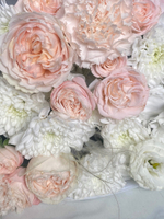 Сборный букет из белой хризантемы, кустовой пионовидной розы, лизиантуса и диантуса