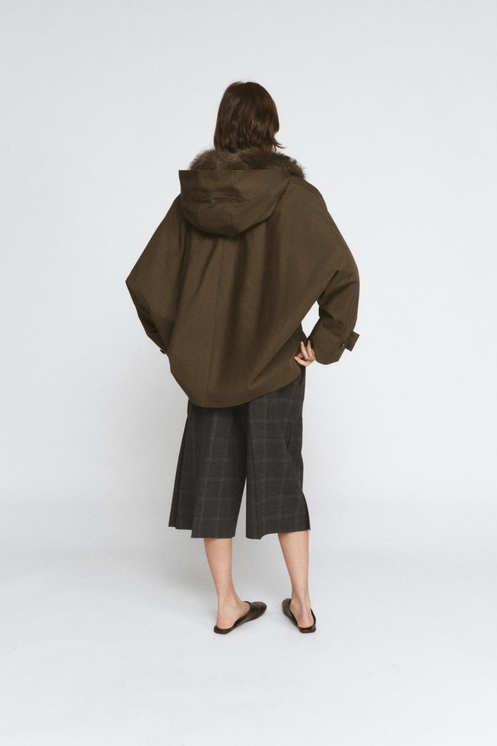 ZARA КОРОТКИЙ ТРЕНЧ С МЕХОВЫМ ВОРОТНИКОМ — ZW COLLECTION, ТЕМНЫЙ ХАКИ