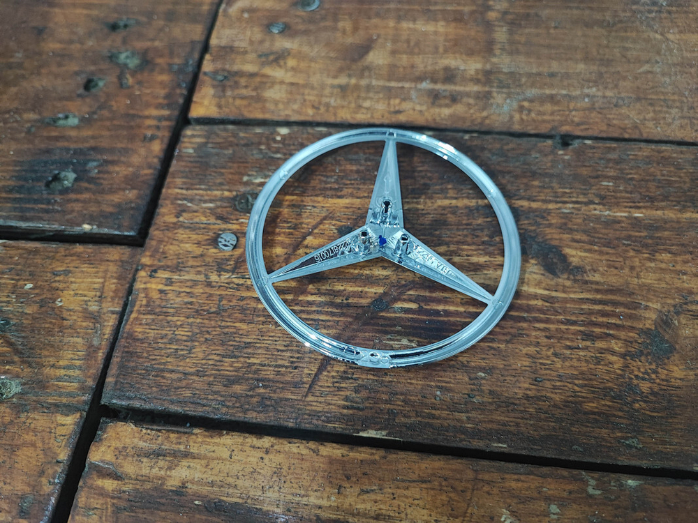 Эмблема крышки багажника Mercedes S (W222) 13-20 Б/У Оригинал A2228170016