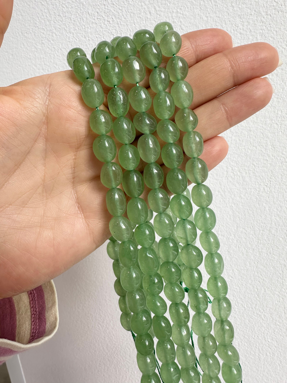 Нить бусин из тонированного кварца 8-9мм (галтовка)