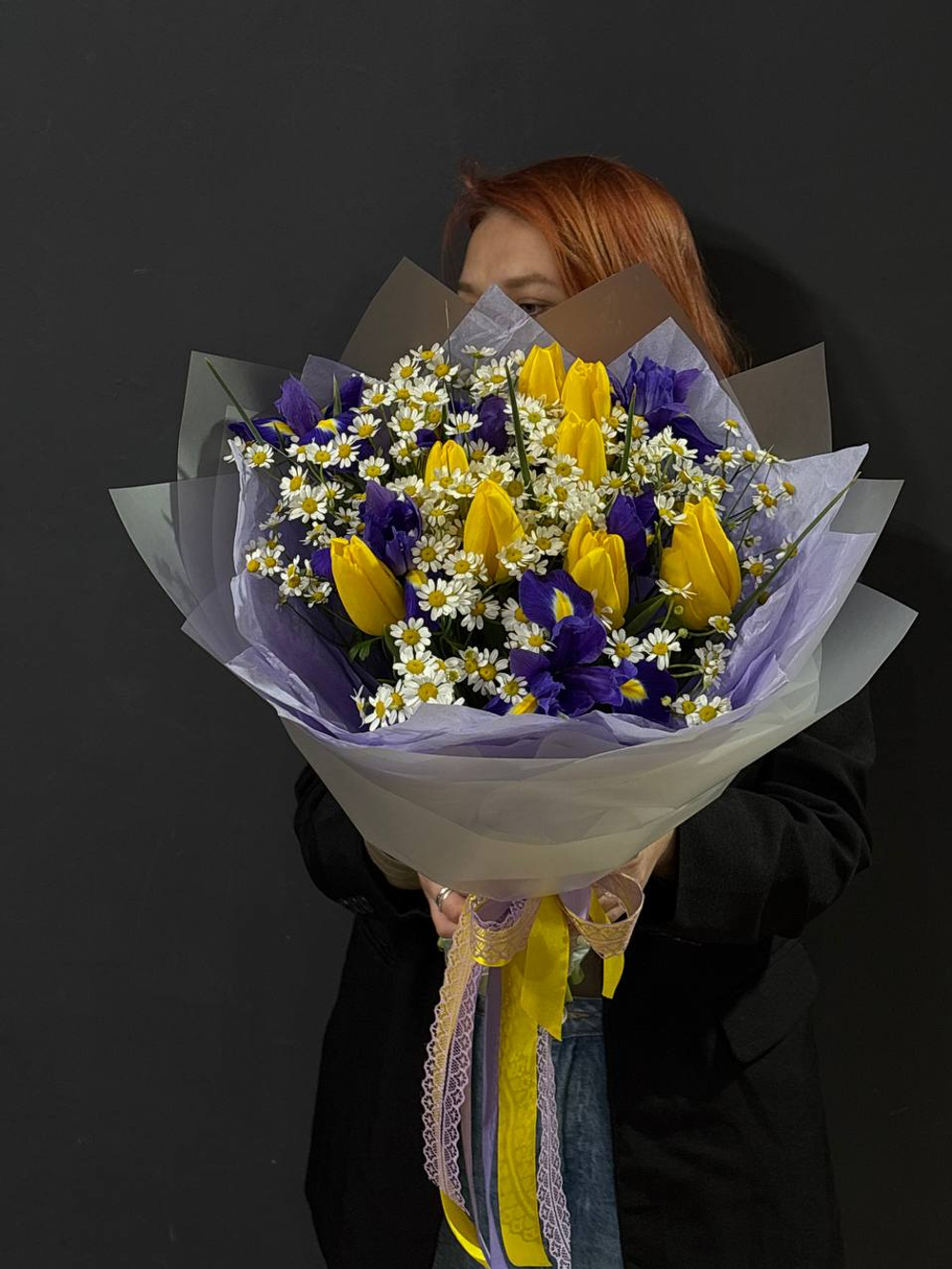 Букет ХИТ желтые тюльпаны, ирисы и ромашки