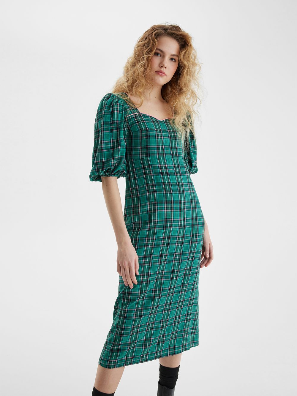 Платье с фигурным лифом и объемными рукавами в клетку