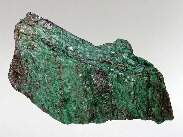 Бусины из фуксита
