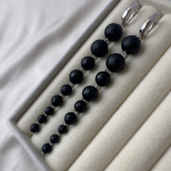 alt="Длинные серьги из чёрного агата с огранкой — Викторинэль"