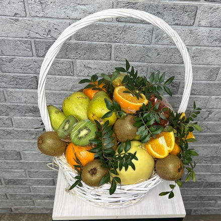 Корзина фруктов с киви и апельсинами