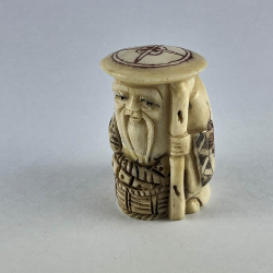 Статуэтка нэцкэ Монах в круглой шляпе с корзиной рыбы