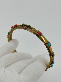 Браслет с разноцветными кабошонами