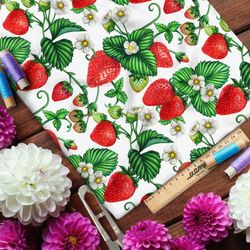 Ткань блэкаут спелая клубника на белом фоне