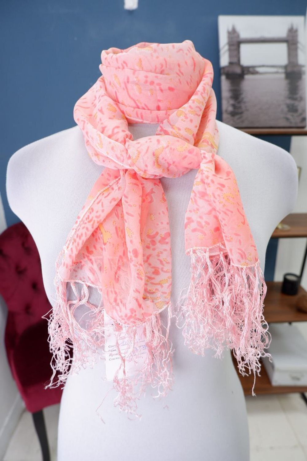 Шарф нежного цвета