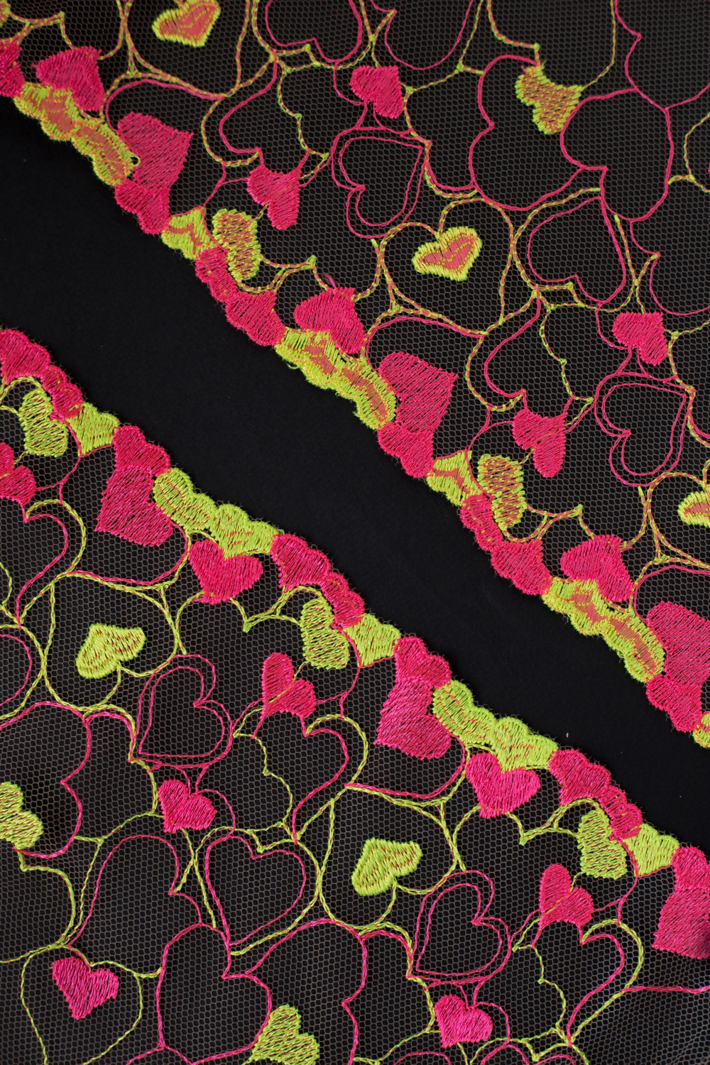 Вышивка на сетке телесная с неоновыми сердечками ширина 20 см ОТРЕЗЫ