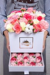 Шкатулка "Розовое сияние" с цветами и клубникой в шоколаде