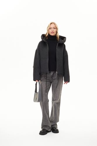 Черная куртка без утеплителя с объёмным капюшоном