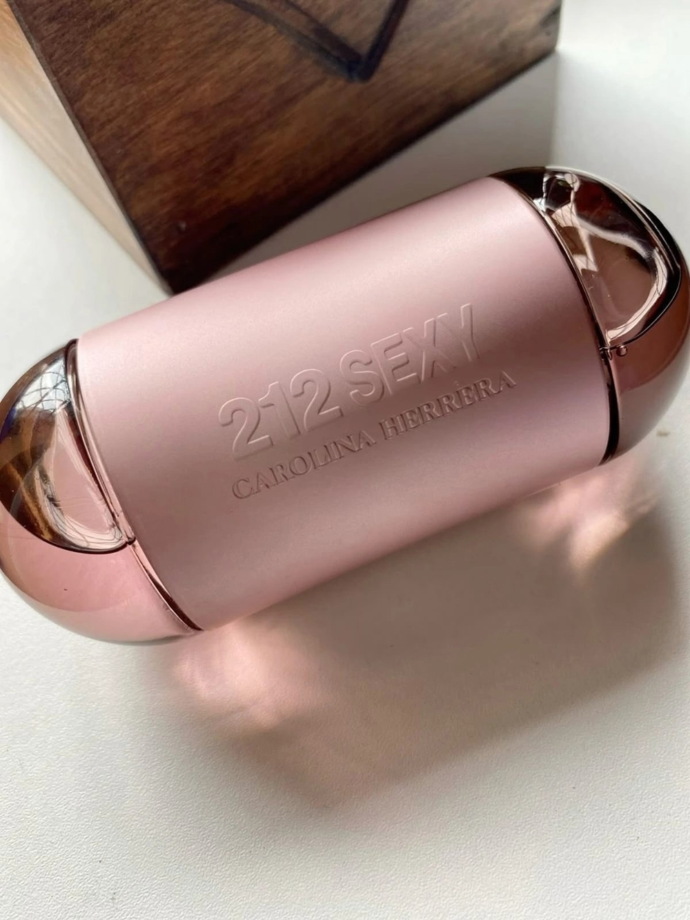 Carolina Herrera 212 Sexy 100 ml (Коробка парфюма без слюды, парфюм новый, распаковка для фото)