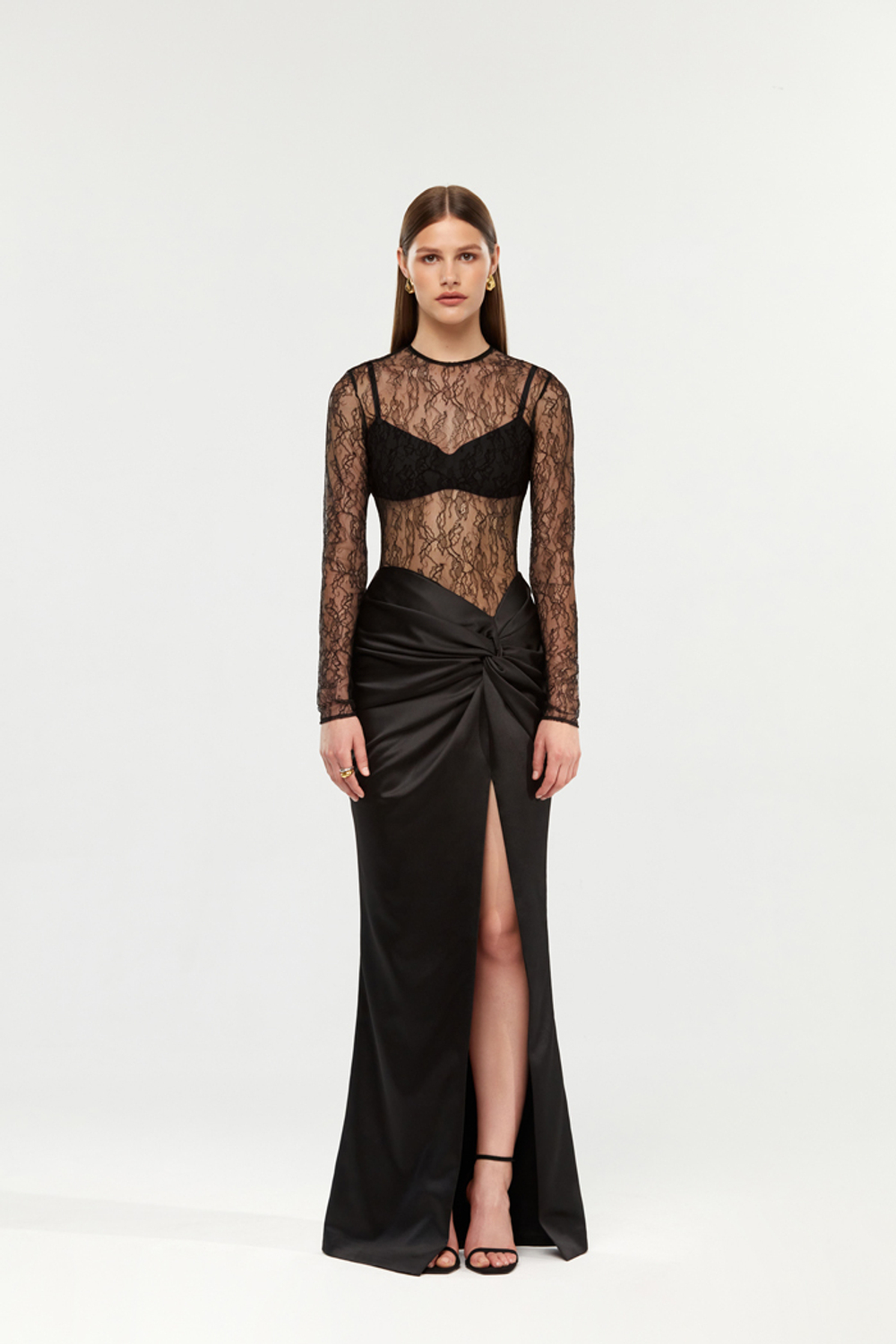 Платье макси драпированное из атласа и кружева