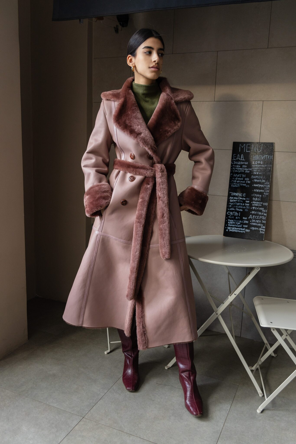 Дубленка-пальто розовая