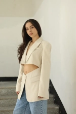 жакет с вырезами на талии