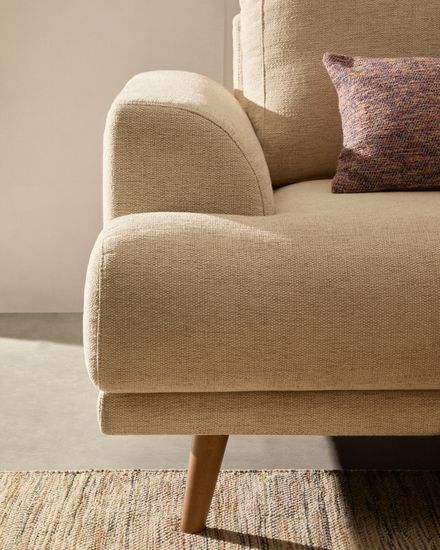 Karin 3-местный диван белого цвета с ножками из массива бука 231 см