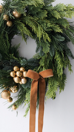 Рождественский венок с золотым декором