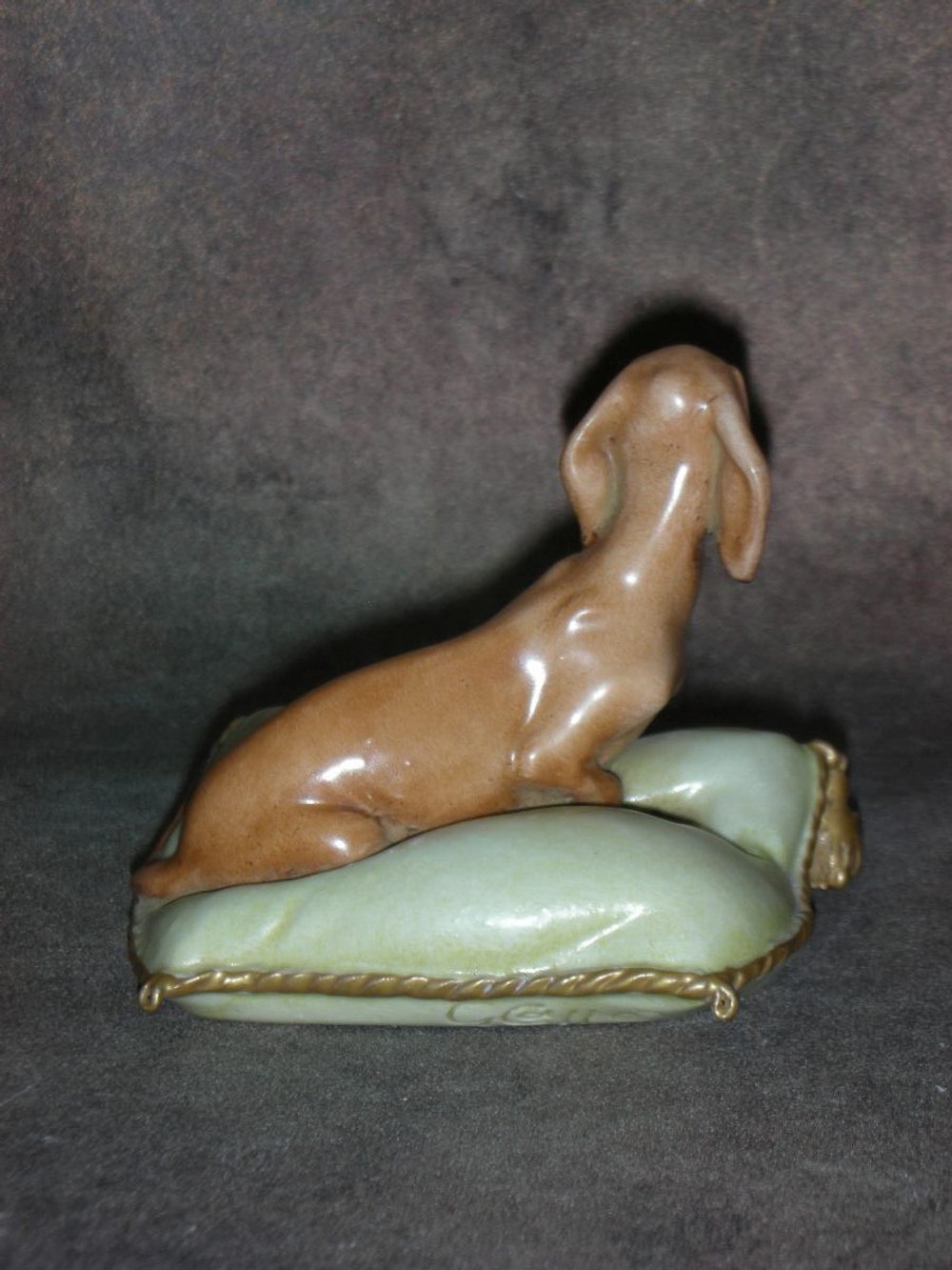 Статуэтка. Фарфор. Собака Такса на зелёной подушке. Capodimonte. Италия