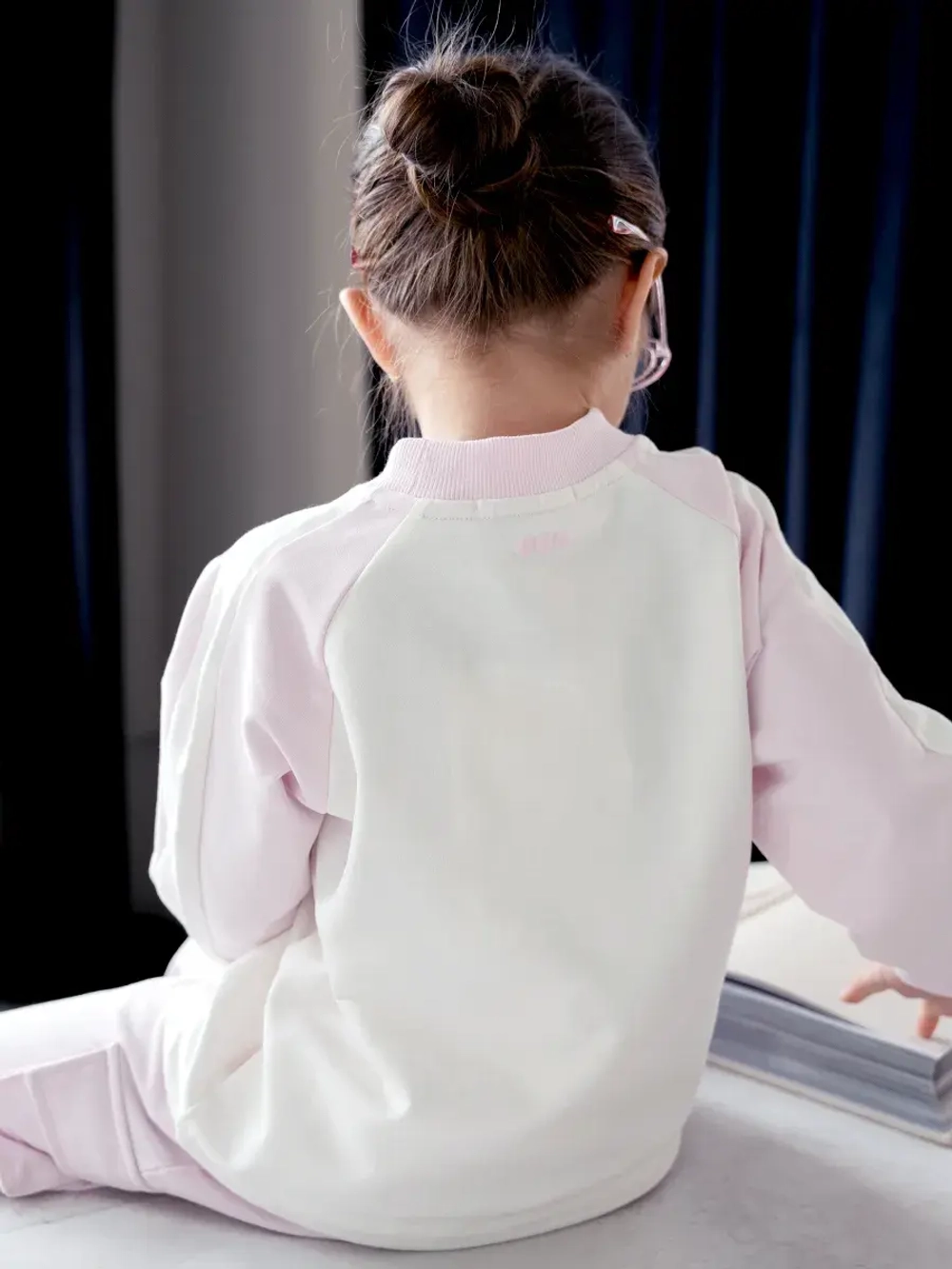 Розовый костюм для девочки на осень