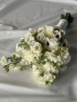 Свадебный букет из лизиантуса, маттиолы и диантусов