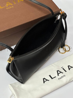 Женская сумка Alaia Le Click East West черного цвета
