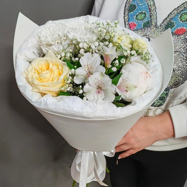 Букет с пионом в белой гамме
