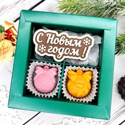 Шоколадный подарок "С Новым годом": шоколадка-надпись и 2 конфеты ручной работы