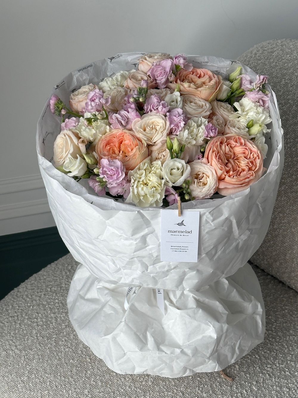 Букет из кустовых пионовидных роз, лизиантуса, маттиолы и пионовидных одноголовых роз