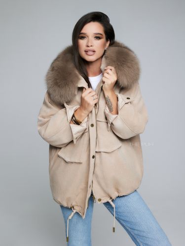 Объемная парка бежевого цвета из замши