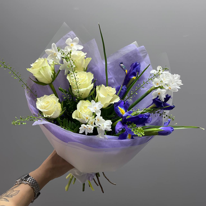 Букет с добавлением ирисов "Сиреневая легкость"