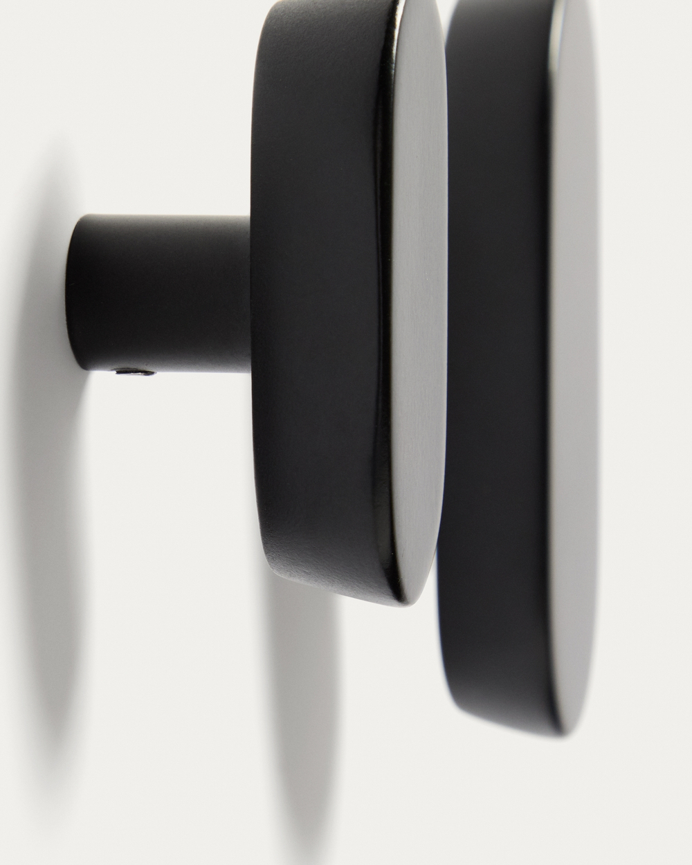 Набор из 2 вешалок Arely из бука с черным лаковым покрытием, 6,5 см/10 см