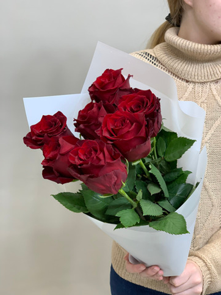 Букет 9 красных роз Эквадор 50см в пленка