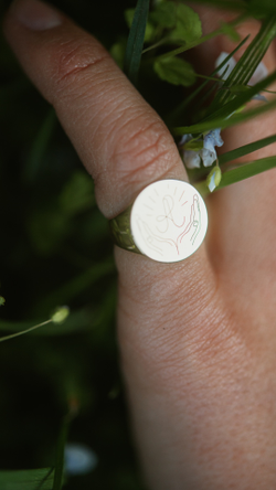 печатка с гравировкой из желтого золота