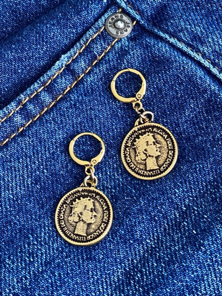 Серьги монеты с профилем Елизаветы II, замок левербек, оттенок золото антик