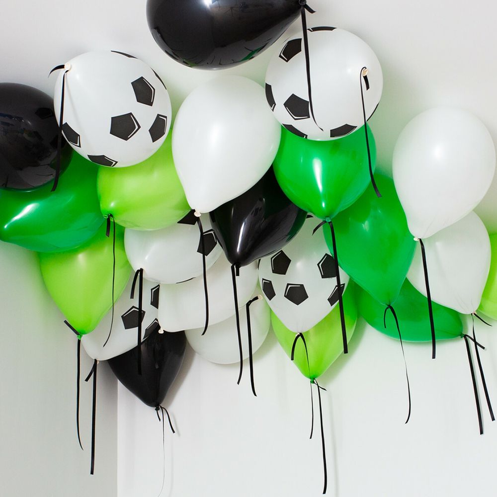 Латексные шарики с гелием под потолок белые, черные и зеленые в стиле футбола для мальчика