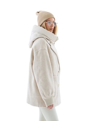 Бежевое двубортное пальто с манишкой