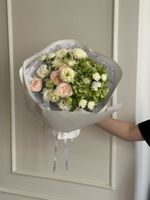 Букет из гортензии, кустовых пионовидных роз, лизиантуса и диантусов