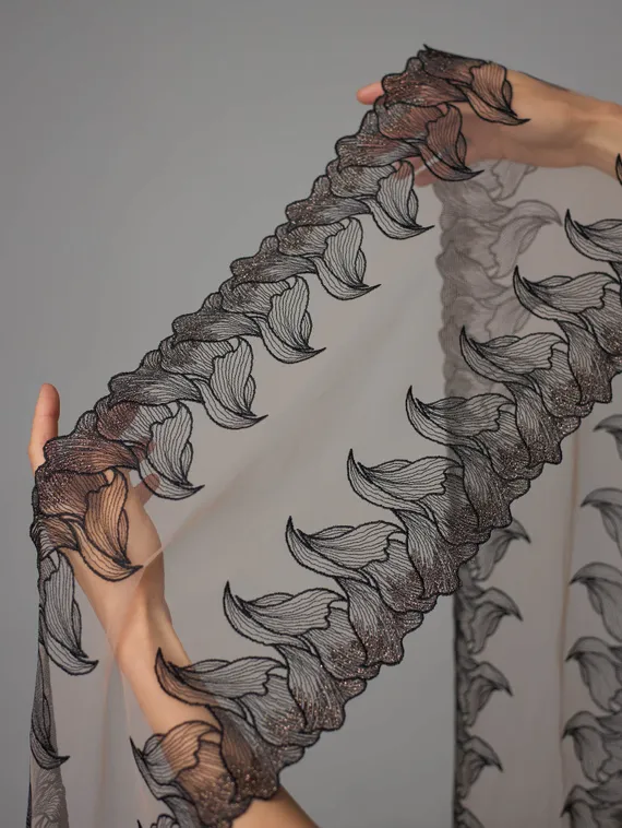 05-176 Вышивка на неэл. сетке 25 см, бежевый 775 /черный 170 /золото