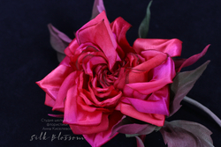 Брошь из натурального шелка "Алые сумерки"