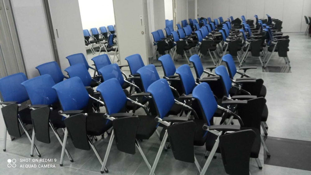 Стул для конференц зала с пюпитром