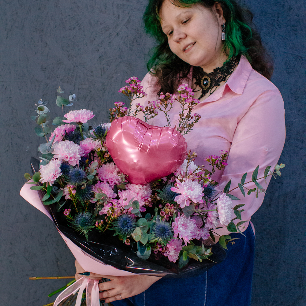 120. Романтичный букет с шариком-сердцем в контрастной упаковке