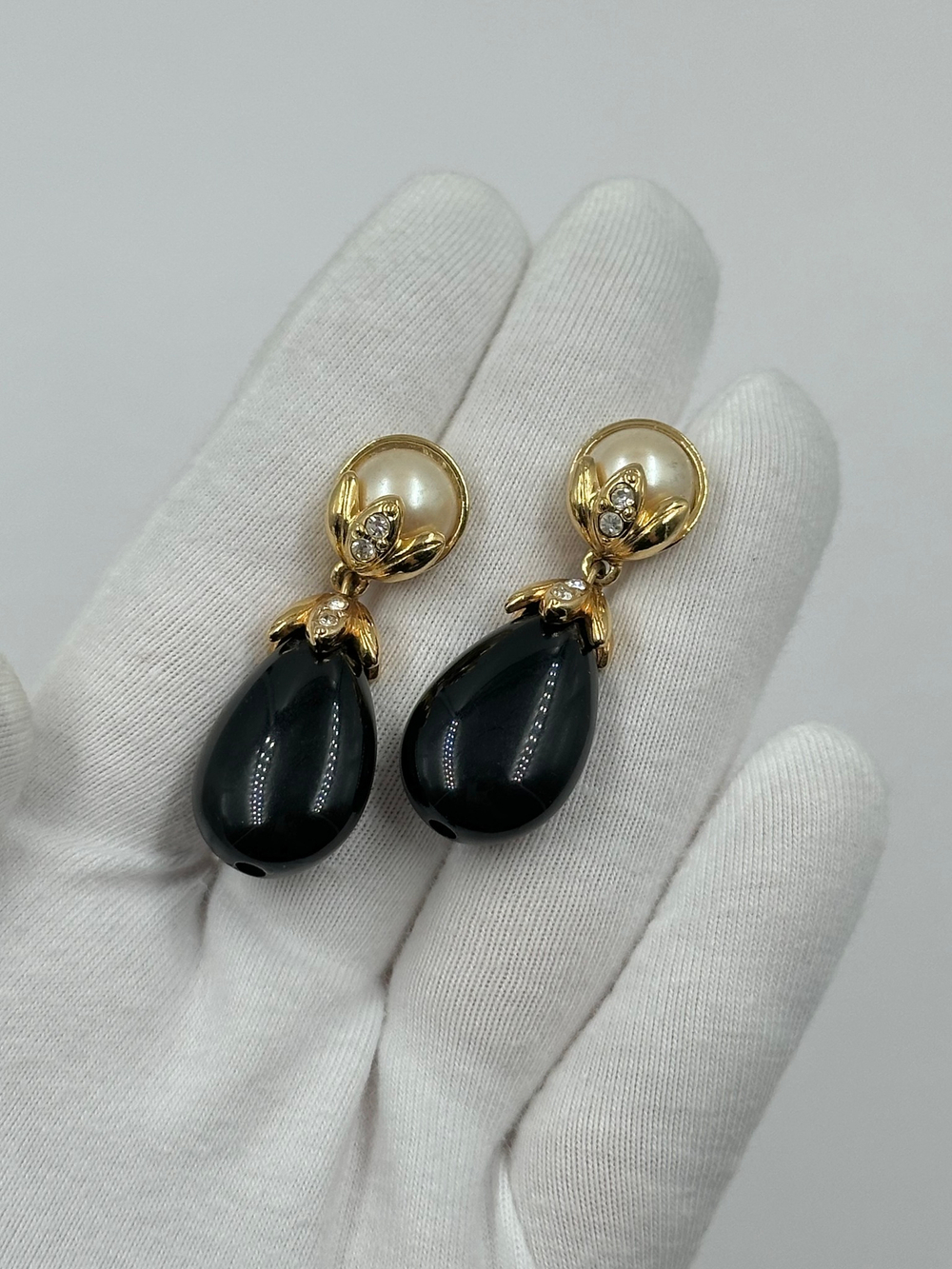 Серьги с чёрными подвесками Avon