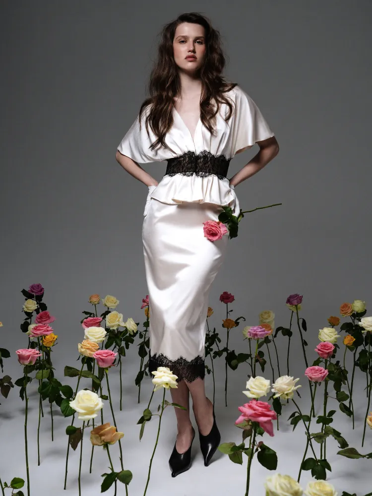 Мюриел миди (Muriel midi), юбка миди из молочного атласа с отделкой черным кружевом