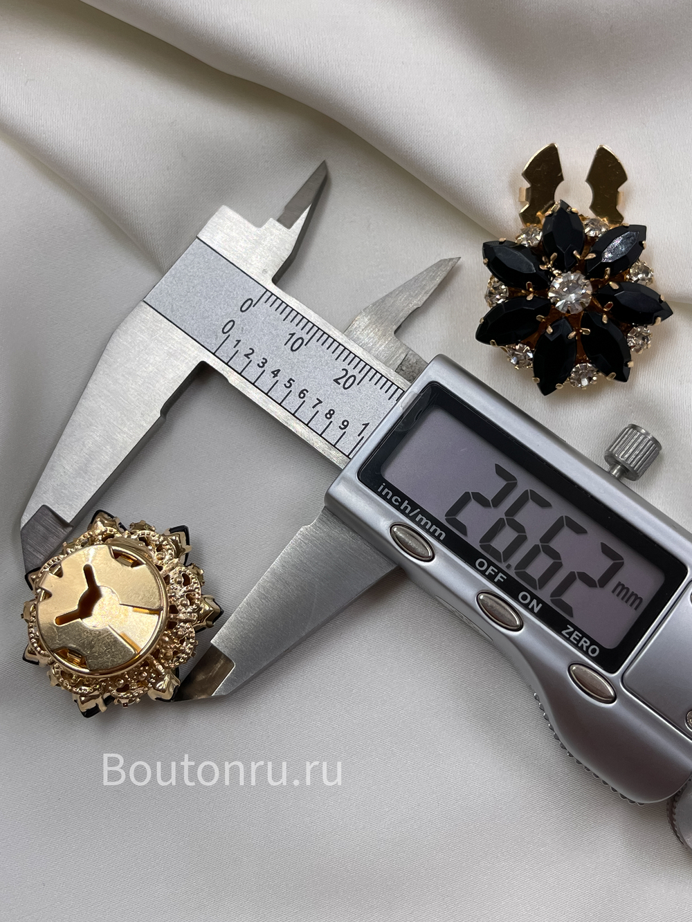 Накладка на пуговицу в форме цветка золотистые с черными стразами (клипсы)