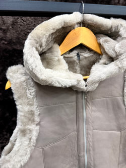 Жилет из натуральной овчины. С капюшоном, 56 Размер