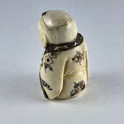 Статуэтка нэцкэ Ребенок Карако с священными карпами