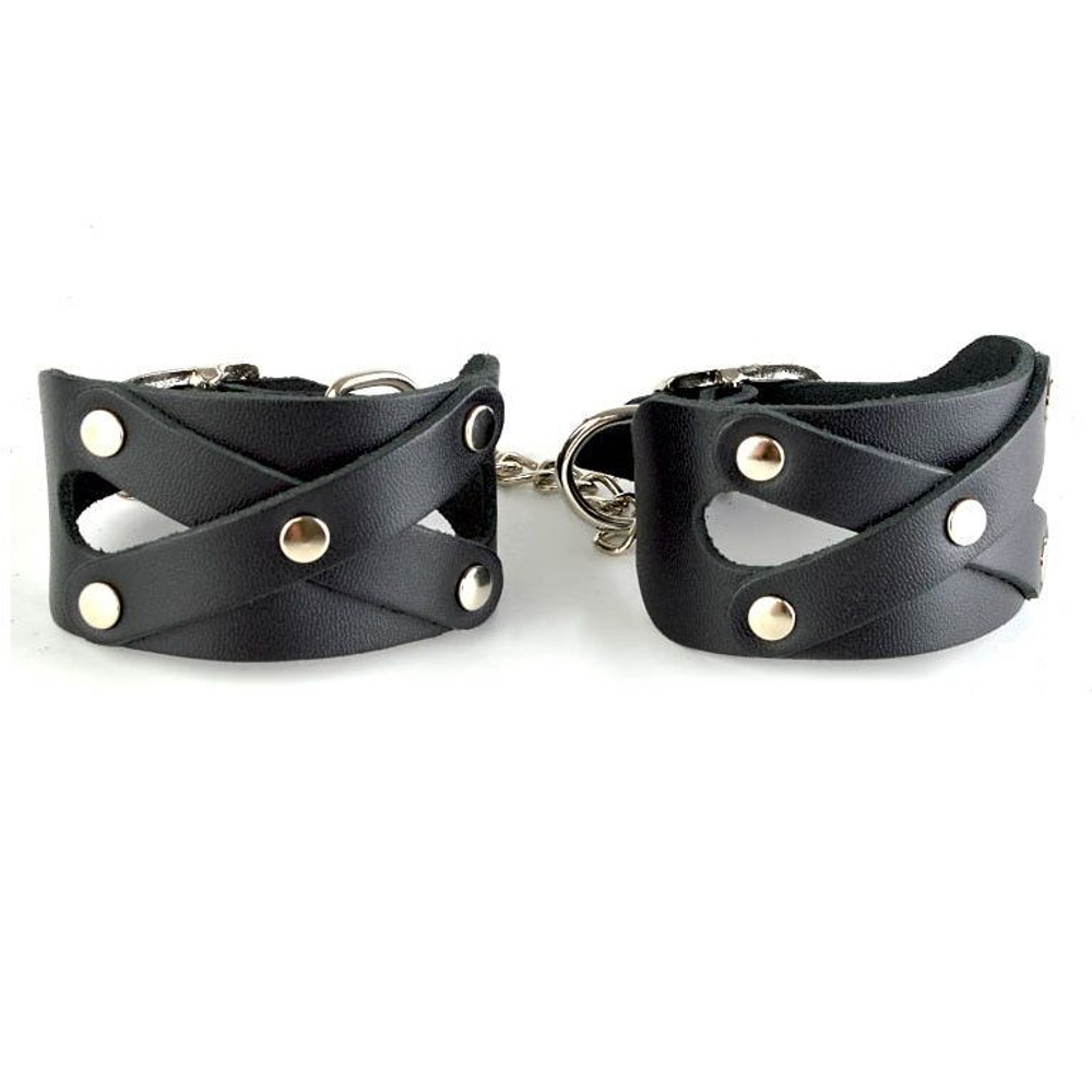 Черные кожаные наручники Цезарь с цепочкой на карабинах (Цвет: черный)