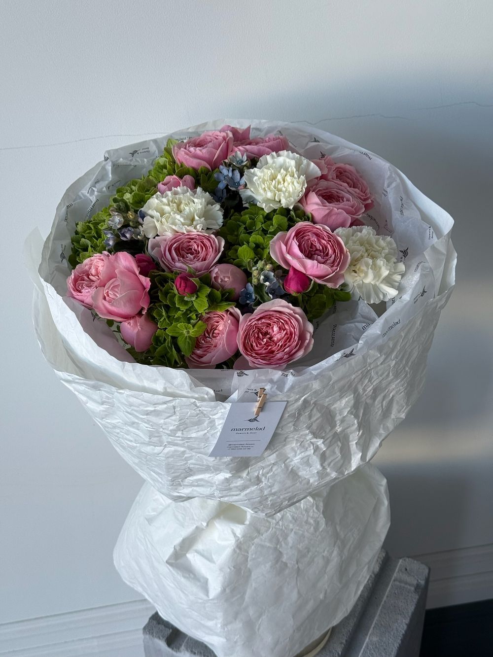 Букет из кустовых пионовидных роз, гортензии, диантусов и оксипеталума