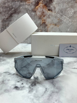 Солнечные очки Prada